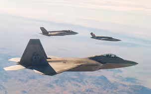 美军测试新战术，F-22、F-35A与“忠诚僚机”首次编队，但遭遇一重大问题