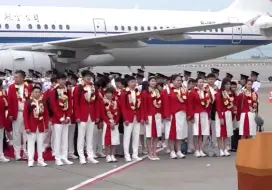 内地奥运健儿代表团抵港，现场热情高涨：掌声欢呼声不断
