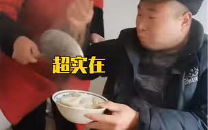 担心儿子吃不饱，父母左右开弓给儿子盛饺子！