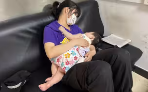 刚毕业警花出差竟“喜当妈”，冲奶粉哄睡样样都干 真相让人暖心