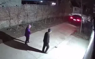 父母无言的爱!儿子晚上离家 父母寒风中一直目送直到车灯都看不见