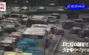 小客车盘桥处莽撞抢行  四辆车被卷事故纷争