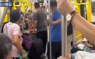 地铁里大爷大妈疑因座位争吵，大爷：我一个人占十个座你也管不着，围观小伙怒扇大爷耳光