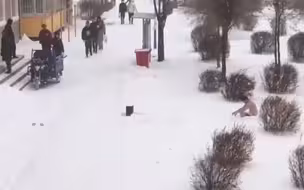 南方人看到北方大雪是什么样子？大学生光膀子一头扎雪地游泳撒欢