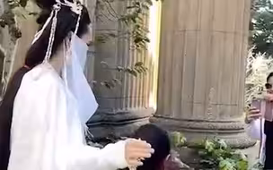 女子在国外穿汉服，路人的表情反应亮了