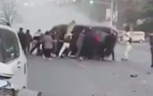 路遇车祸，他们迅速集结救援的身影令人感动！网友：国人从不缺少热心和团结！