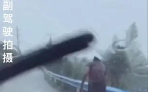 大雨中两位老人没打伞浑身湿透 路过男子邀请其上车送回家