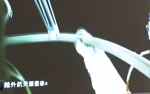 航天员刘伯明已出舱正在进行作业 助力手柄帮助顺利打开舱门
