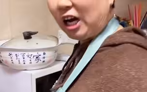 妈妈年前炸点心，儿子上前搭话被怼到自我怀疑：不让说话是啥风俗