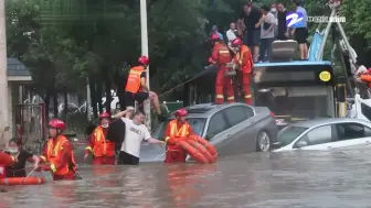 短时强降雨致车辆人员被困 TA们不顾一切冲了上去