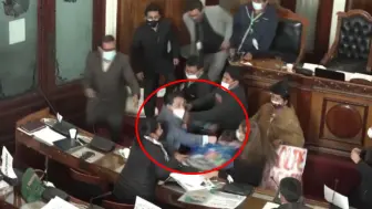 玻利维亚立法大会爆混战，双方议员大打出手，场面一度失控