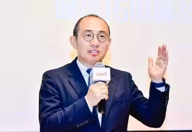潘石屹冯仑探讨有钱为何易犯错：容易夸大自己能力，看不到风险