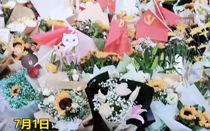 合肥延乔路路牌被鲜花包围，成为“临时纪念碑，这盛世，如你们所愿！