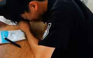 美术生高考后打工当“保安”，查到成绩462分，当场喜极而泣给爸爸电话报喜