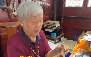 #非遗传承人在头发丝上刻下琵琶行 重庆市非遗传承人潘啟慧从事微刻创作已有40多年，其微刻清明上河图仅长5厘米。（源自新华社）