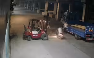 摩托撞上叉车被“削”翻身亡 摩托车无人驾驶冲出近百米远