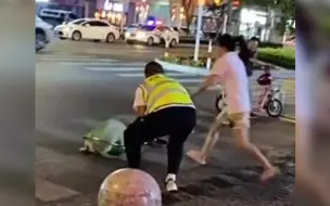 未栓绳狗子被捕主人急眼了，对着执法人员高呼：咬他