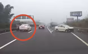 电动车高速逆行，轿车避让不及撞上隔离带 四川交警：已挡获涉事车主