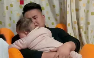 夫妻拌嘴老婆说了点狠话 老公抱着闺女委屈哭了 网友：瞧给这山东大汉委屈的