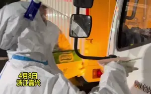暖心又暖胃！“大白”给等待的司机送上免费食物