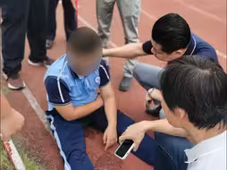 初二男生课间跑操心脏骤停倒地 7名同学合力将其救回