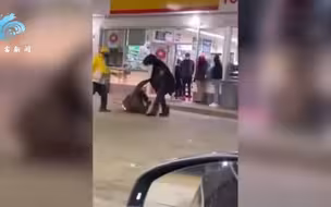 狠！女子不戴口罩进店被拒突然暴走  抄起警棍把美警长打成脑震荡