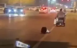 身残心更残！ #残疾男子坐代步车打翻几十个路障 ，环卫工无奈跟在后面挨个扶起