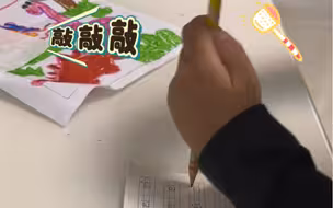 小女孩写作业用“凿”的~妈妈：好气又好笑！