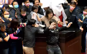 绿营民代全力护航苏贞昌接受施政总质询，怕再现“猪内脏大战”