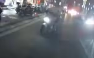 母子骑车遇交警夜查 小男孩“大义灭亲”： 我妈喝酒了