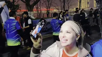 2025重庆马拉松现场，机器人成团宠，受外国友人追捧！#2025重庆马拉松