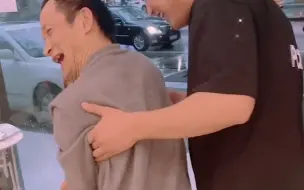 天降大雨 残疾大哥措手不及 热心小伙冲进雨中 将大哥抱进店内躲雨