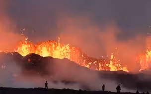 冰岛一火山沉寂8世纪后再次喷发 游客不顾危险抵近驻足观赏