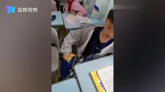 教室里不停传来鸭子叫 老师找到叫声后直呼可爱？网友：是个人才！