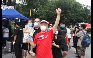 “我要当面谢谢你！”北京房山两小区解封，居民送来锦旗