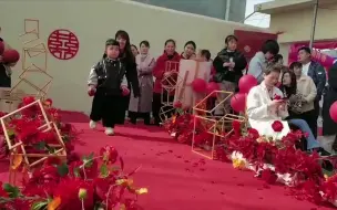 3岁萌娃送戒指 结果把戒指扔到新人面前爆笑全场 网友：红包没到位