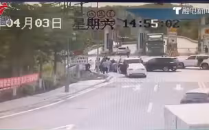 现场视频！亡命毒贩冲卡拒捕，民警开枪制伏