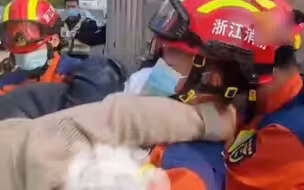 货车高速追尾女司机被困车内 被救后女司机一个动作令人破防 这个肩膀给了她满满安全感