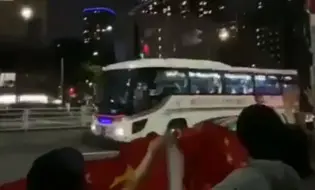 东京奥运会中国代表团前往开幕式主会场 在日华人举国旗喊加油