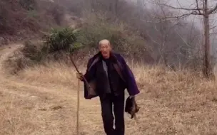 80岁老人步行 为自己的父母上坟 半小时的路程走了三小时