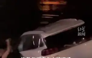 汽车落入河中，男子奋不顾身跳下救人。多次尝试砸窗 危险关头将人救出