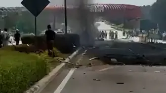 马来西亚一小型飞机市区坠毁爆炸：残骸撞上路过摩托车 至少2人死亡