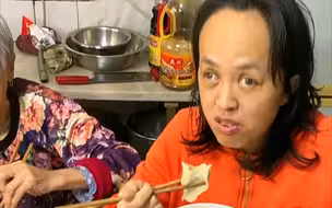 近亲结婚产物导致up主发一家人幸福吃饺子的视频