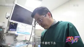 这是什么神操作？鱼刺卡喉咙，医生让病人吃手套
