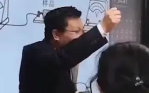 校长带舞龙舞狮队走进教室，为高三学生加油送祝福