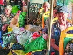 合肥“扁担公交”专为菜农“量身定制”。快节奏的城市也在等走得慢的人 #总有温暖在身边