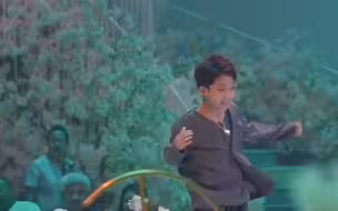 泰裤辣！婚礼现场小男孩跳舞送戒指，瞬间点燃现场气氛，妈妈：是孩子街舞老师的婚礼。