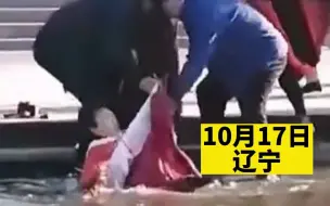 大妈举丝巾河边跳舞太投入，连转数圈转懵冲河里，同行人赶忙捞人