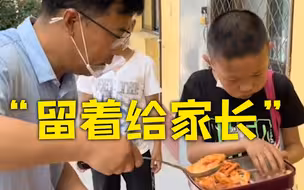乡村男孩留着午餐大虾没吃 被问他说“给家长”下秒校长举动太暖