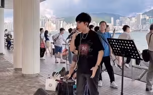 在香港街头唱响国风歌曲《探窗》引众人围观
